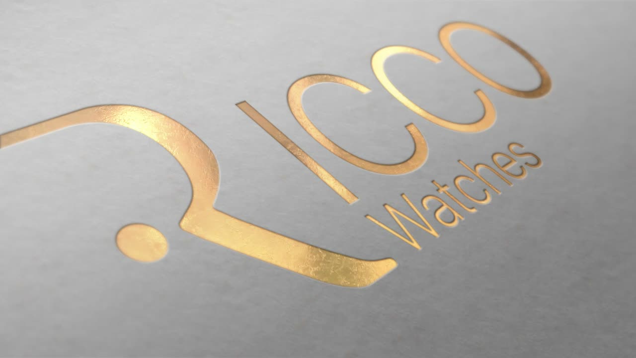 Logotipo Ricco Watches aplicado em hot stamping dourado sobre papel texturizado